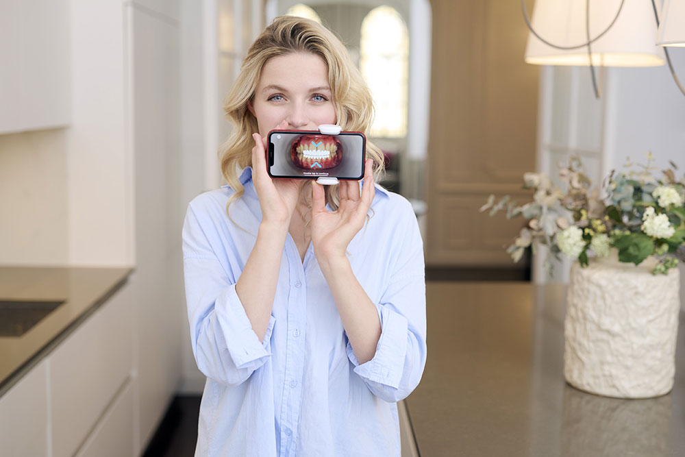 Patientin führt Scan mit DentalMonitoring durch