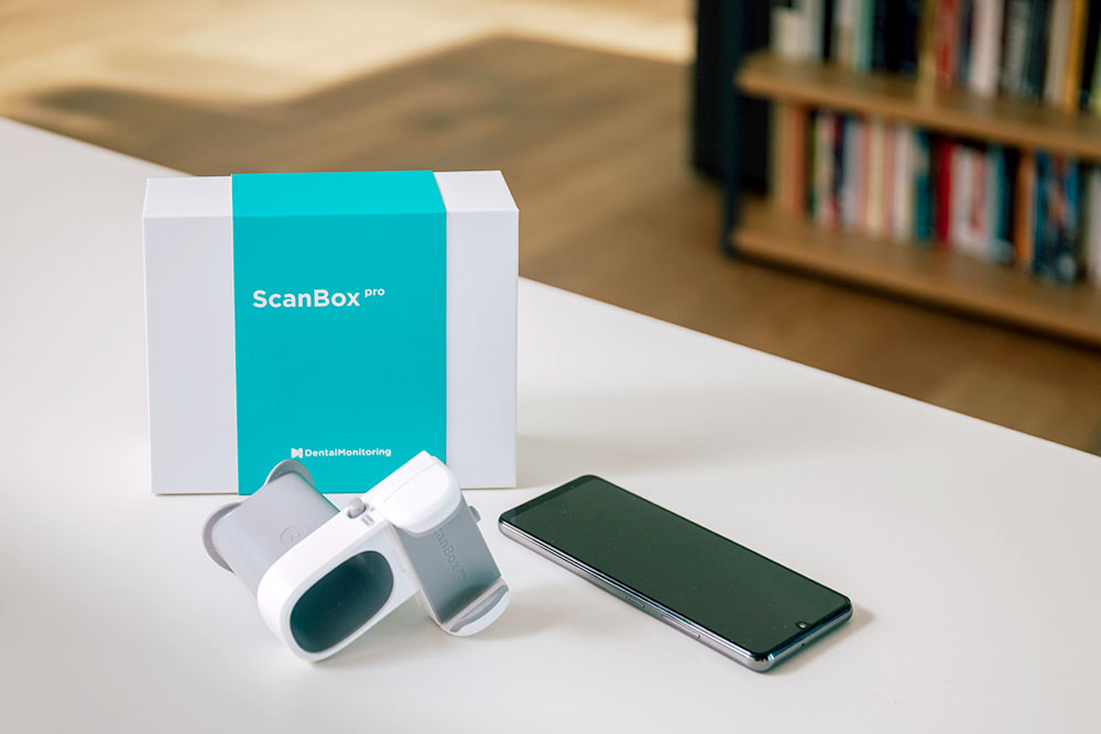 DentalMonitoring ScanBox pro mit Smartphone